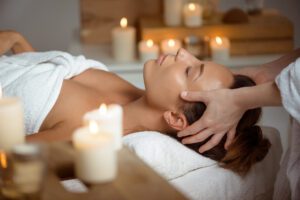 Frau entspannt bei einer Massage
