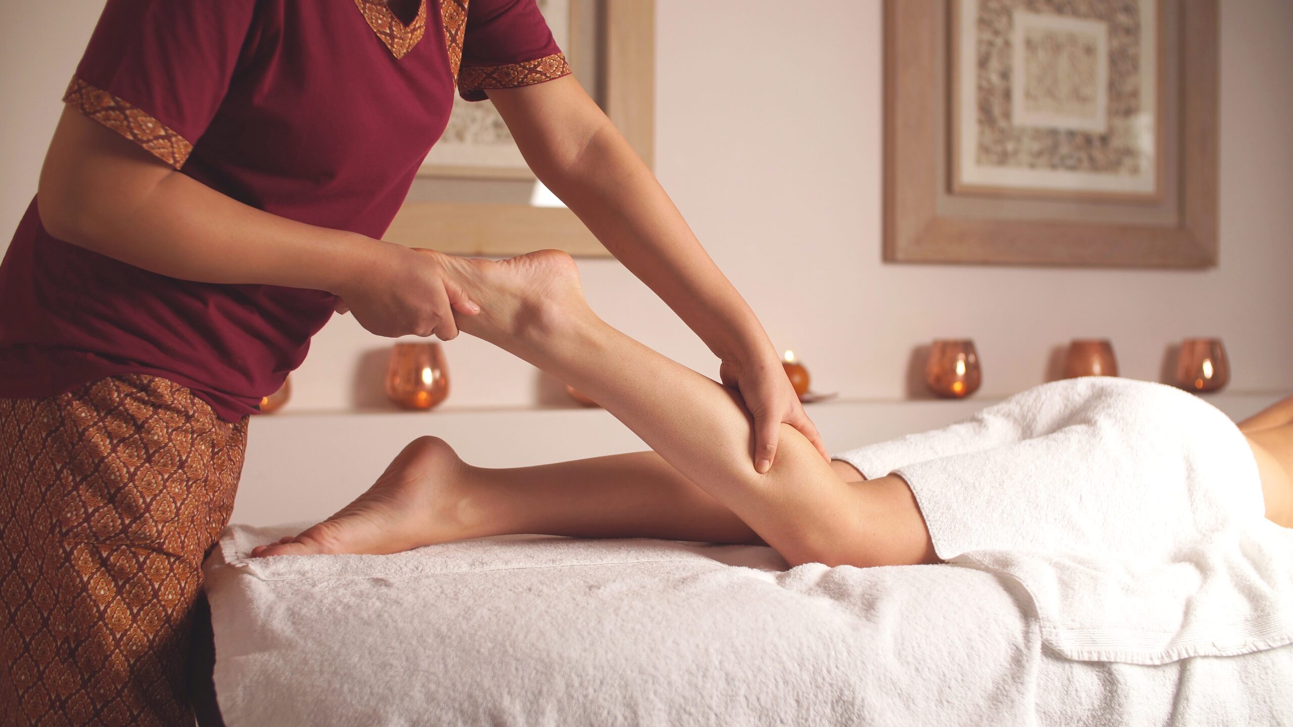 Beine werden bei einer Fuss Massage massiert