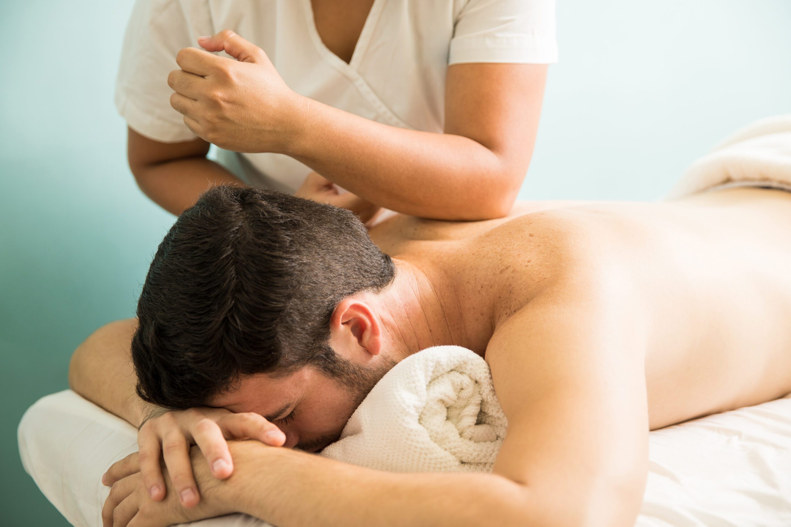 Mann erfährt Massage mit den Ellenbogen