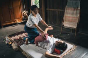 Masseur bei einer traditionellen Thai Massage