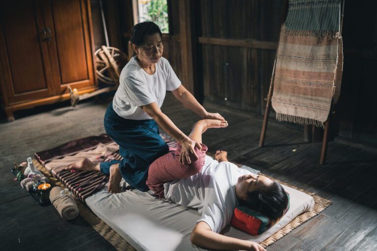 Masseur bei einer traditionellen Thai Massage